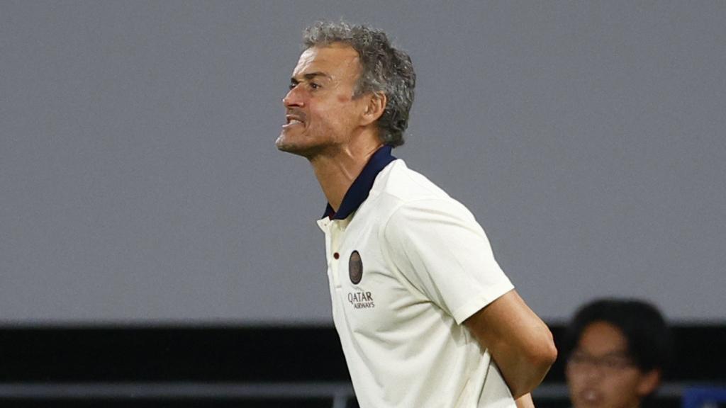 Luis Enrique da instrucciones desde la banda a los jugadores del PSG.