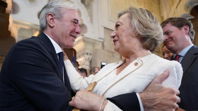 El subsecretario de Política Territorial del Gobierno, Fernando Galindo (a la derecha), este viernes, observa el abrazo entre Jorge Azcón y Luisa Fernanda Rudi.