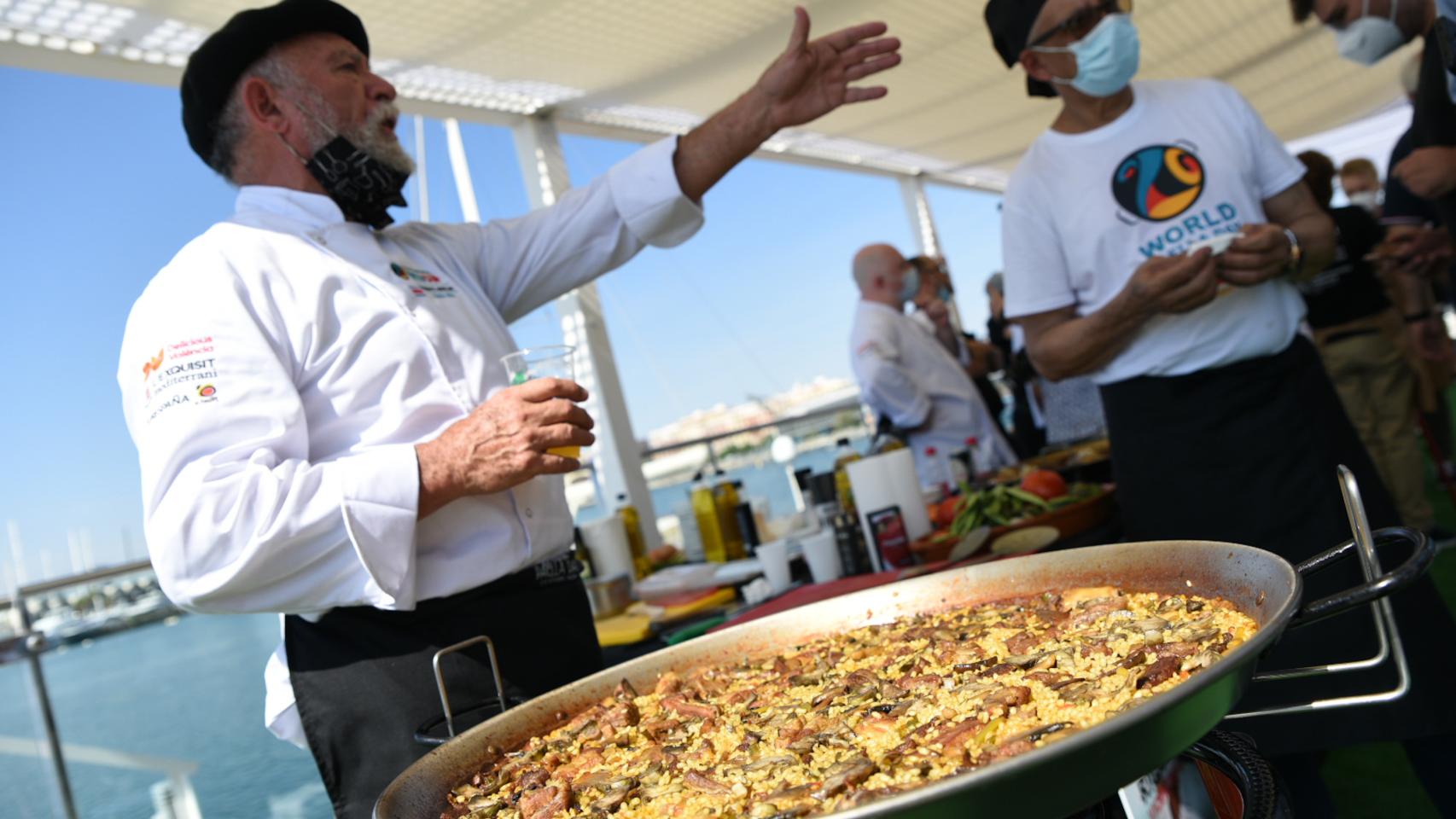 Un chef con una paella.