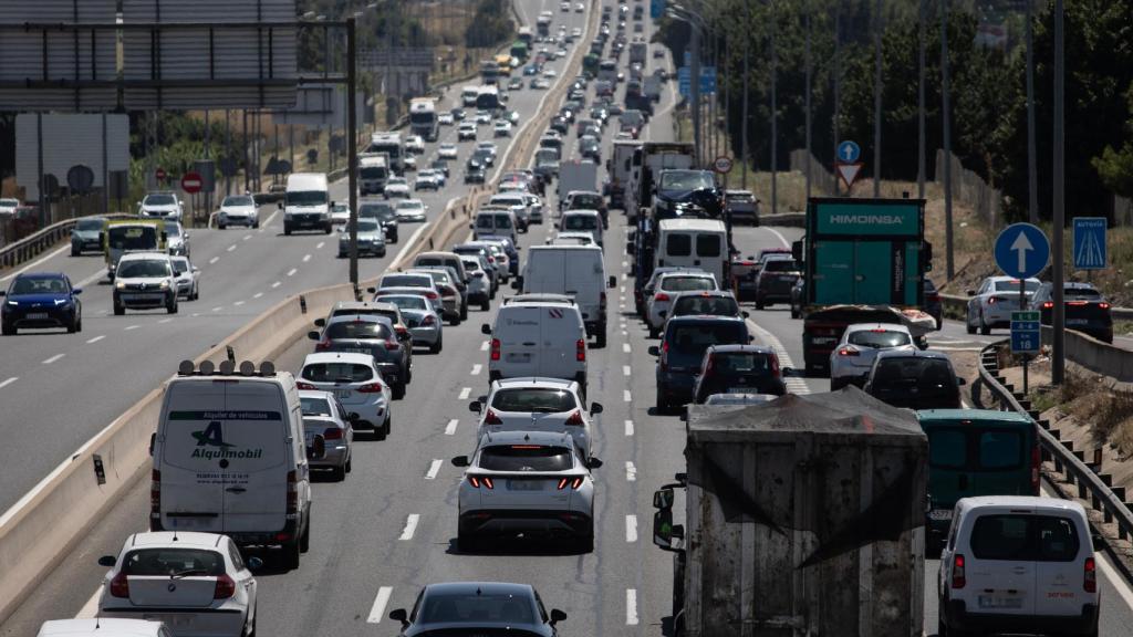 Autovía en las inmediaciones de Madrid atascada durante una operación salida.