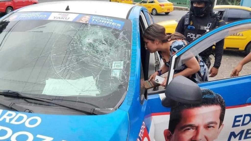 La parte delantera del coche de Estefany Puente, tras el ataque.