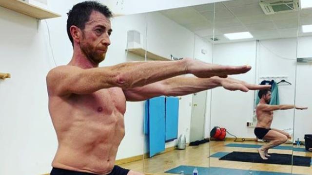 Pablo Motos durante una sesión de yoga
