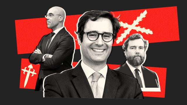 Ignacio de Hoces, lugarteniente de Buxadé, junto a la cruz carlista (d) y la de la Orden de Santiago (i); a la derecha, Iván Espinosa de los Monteros, al que De Hoces podría sustituir como portavoz en el Congreso de los Diputados