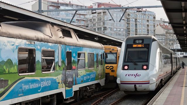 Un tren saliendo desde Vigo.