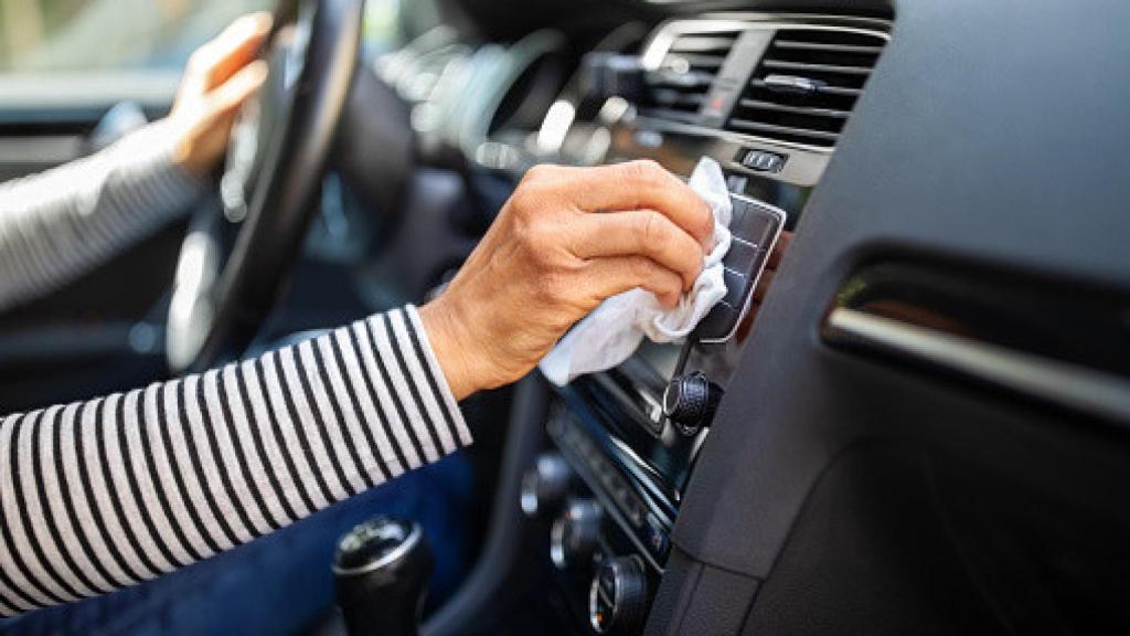 Persona limpiando el interior del coche. Foto: Getty Images.