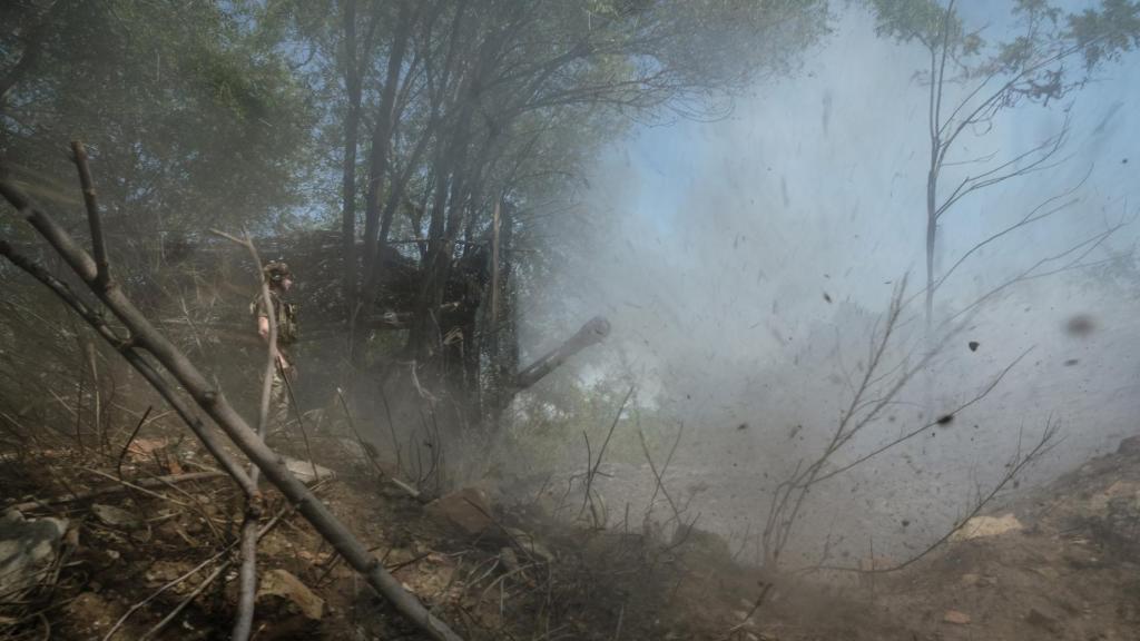 Momento exacto en el que un cañón autopropulsado 2S3 ucraniano dispara contra las posiciones rusas de Klishchiivka (Donetsk)