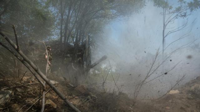 Momento exacto en el que un cañón autopropulsado 2S3 ucraniano dispara contra las posiciones rusas de Klishchiivka (Donetsk)