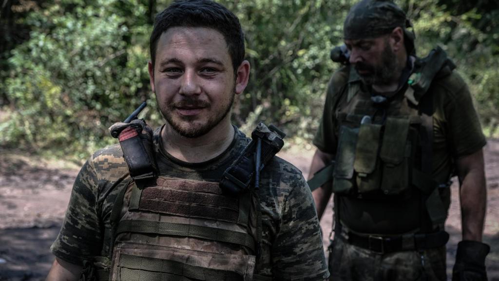 Parte de la tripulación de la pieza de artillería autopropulsada ucraniana de la 24 Brigada, apostada en Toretsk (Donetsk)