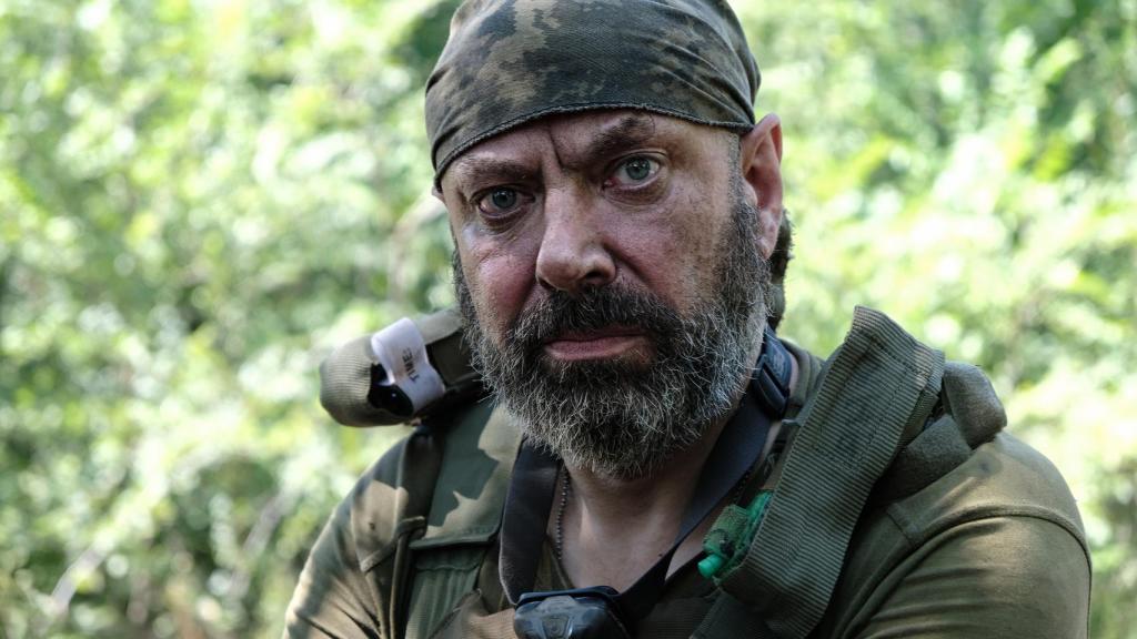 Yuri, uno de los cargadores de la pieza de artillería ucraniana de la 24 Brigada, espera la orden para disparar contra las posiciones rusas