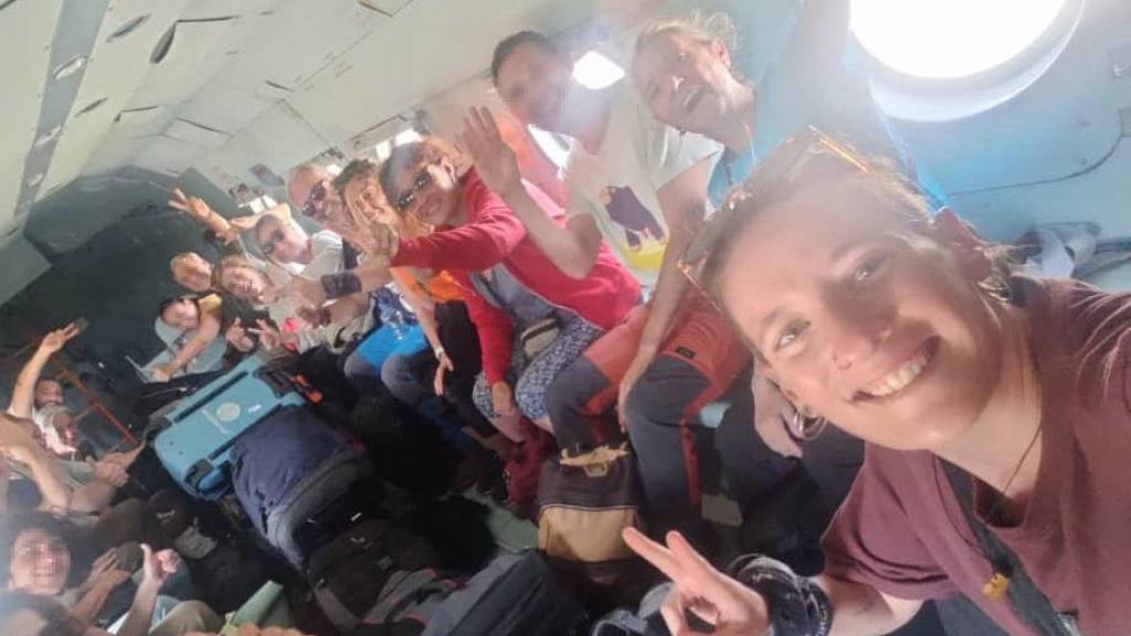 Tras casi dos semanas recluidos en un inhóspito hotel de Adís Zemen, los 19 turistas españoles consiguen llegar a la capital etíope; a la derecha, en primer plano, la guía Noelia Bertrán