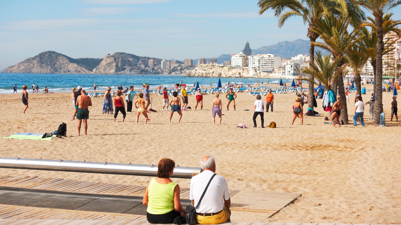 Dos jubilados descansan en la playa de Benidorm.