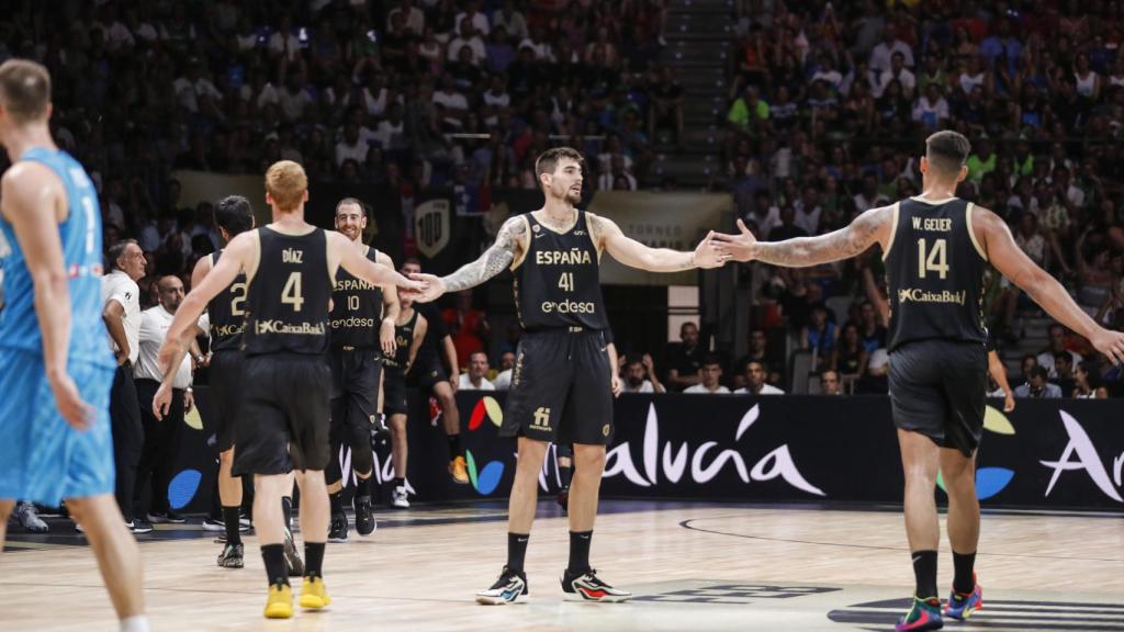 Juancho Hernangómez celebra una canasta con sus compañeros frente a Eslovenia.