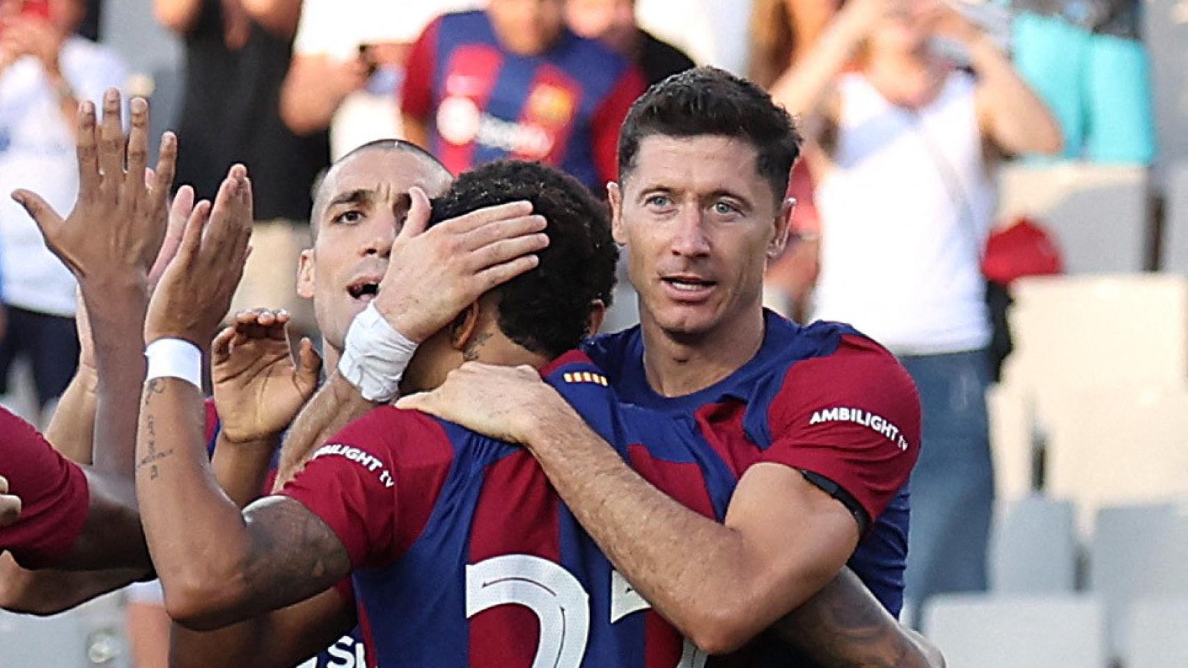 Lewandowski celebra un gol con sus compañeros del FC Barcelona.