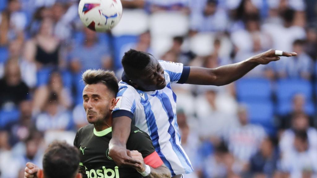 Sadiq cabecea ante la oposición de Aleix García en el Real Sociedad - Girona.
