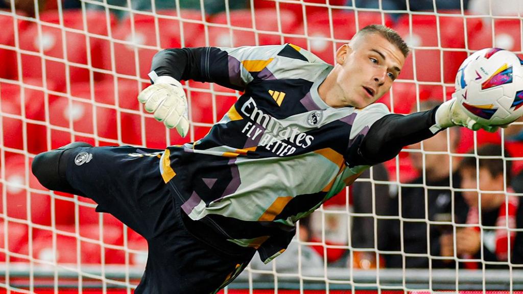 Andriy Lunin, durante el calentamiento del Real Madrid.