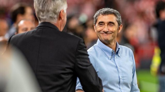 Ernesto Valverde y Carlo Ancelotti se saludan antes del partido.