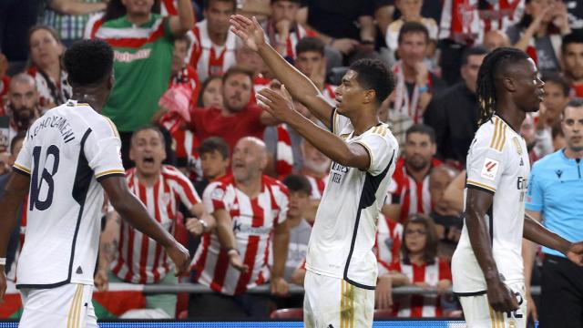 Bellingham se acerca a celebrar su gol con los aficionados madridistas.