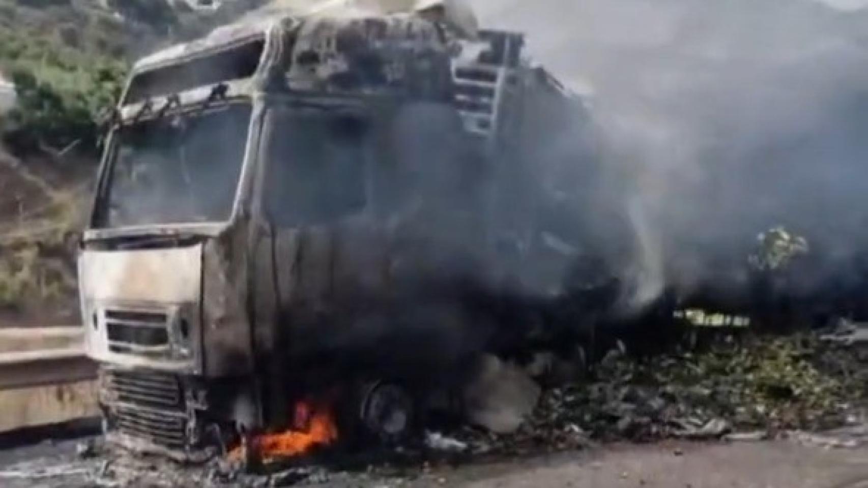Cortan la carretera A-7 a la altura de Torrox por el incendio de un camión: hay humo y polvo
