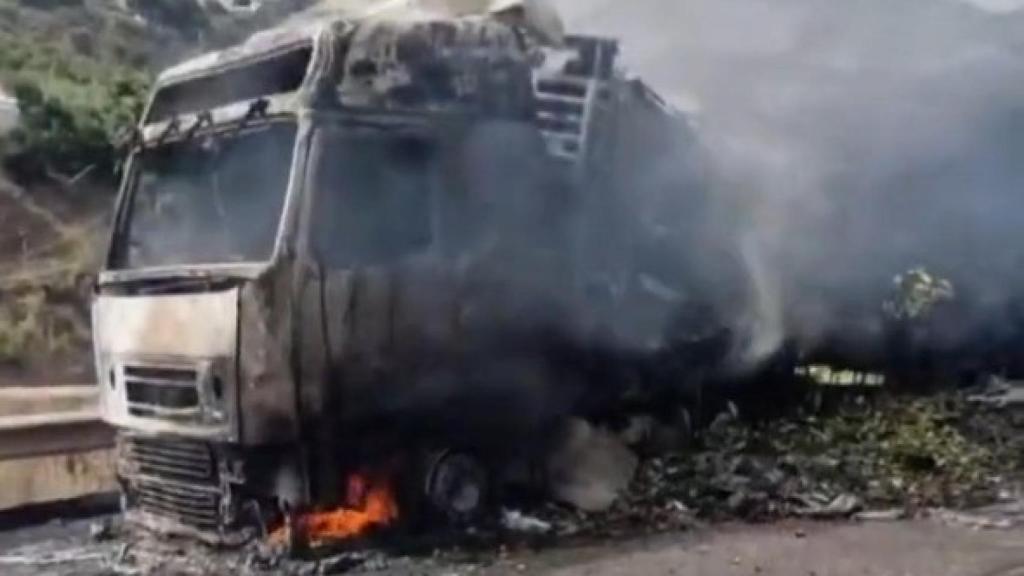 Cortan la carretera A-7 a la altura de Torrox por el incendio de un camión: hay humo y polvo
