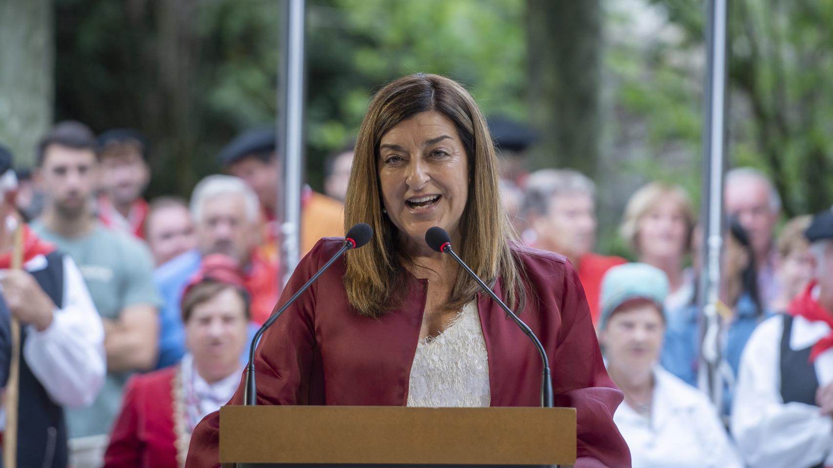La presidenta de Cantabria, María José Sáenz de Buruaga, participa en los actos del Día de Cantabria, una fiesta que rinde homenaje a las tradiciones
