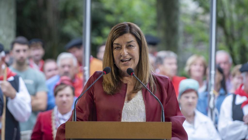 La presidenta de Cantabria, María José Sáenz de Buruaga, participa en los actos del Día de Cantabria, una fiesta que rinde homenaje a las tradiciones