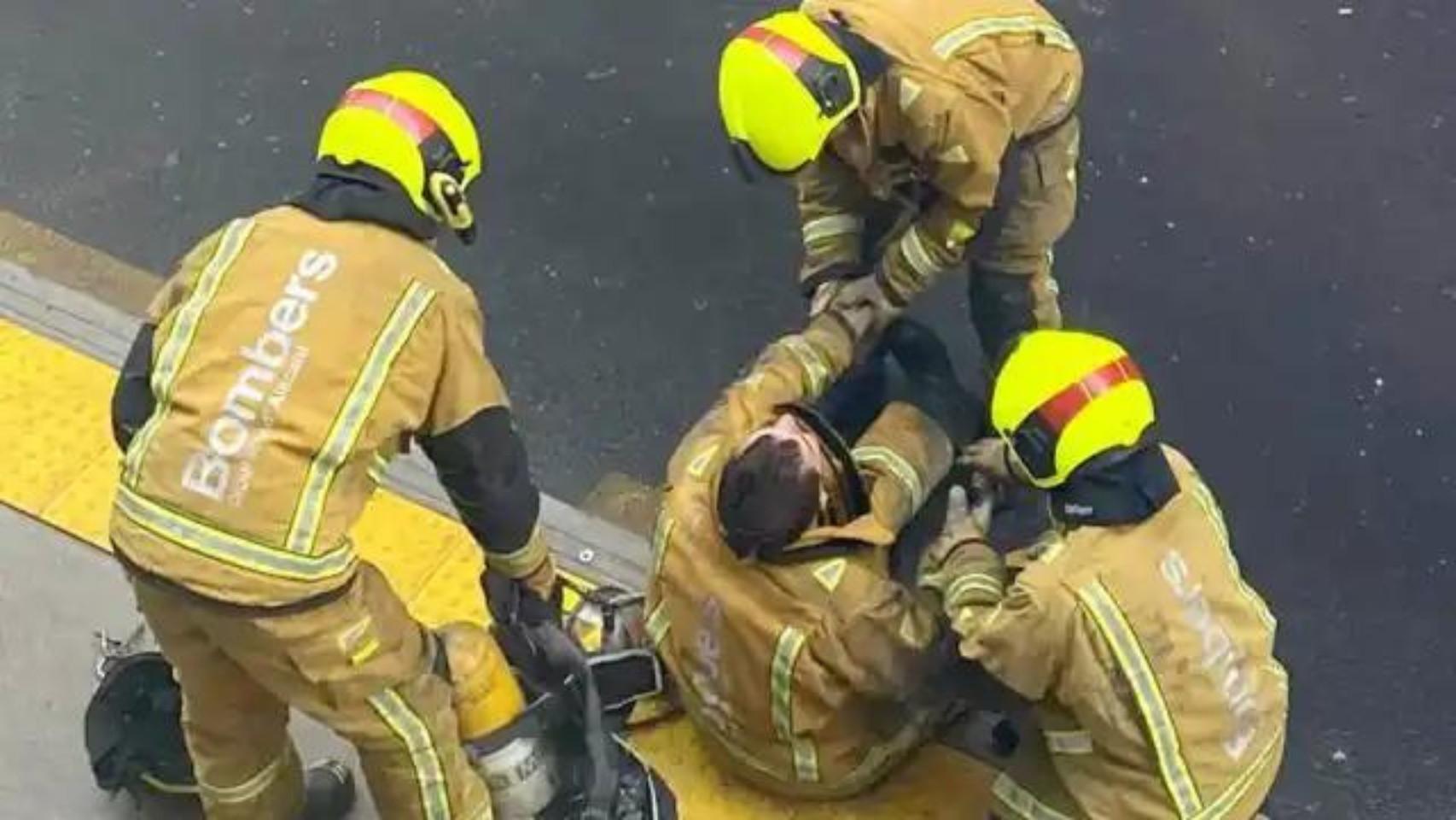 Los bomberos de Elche en la intervención del incendio de otra vivienda.
