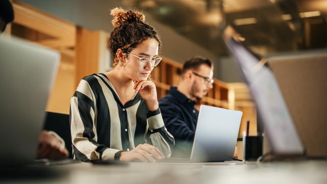 Una mujer joven utilizando un ordenador en la oficina, en una imagen de archivo.