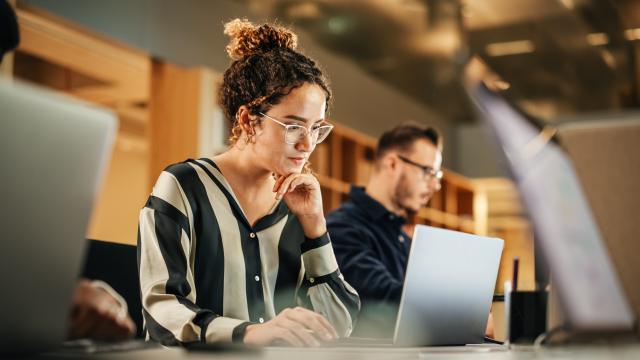 Una mujer joven utilizando un ordenador en la oficina, en una imagen de archivo.