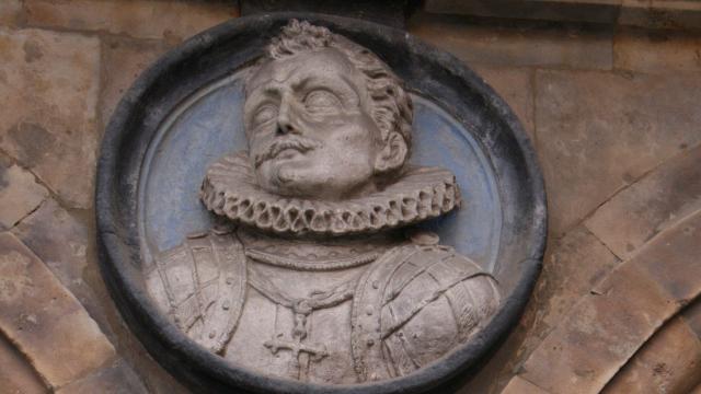 Medallón de Sancho Dávila en el Pabellón de San Martín en la plaza Mayor de Salamanca