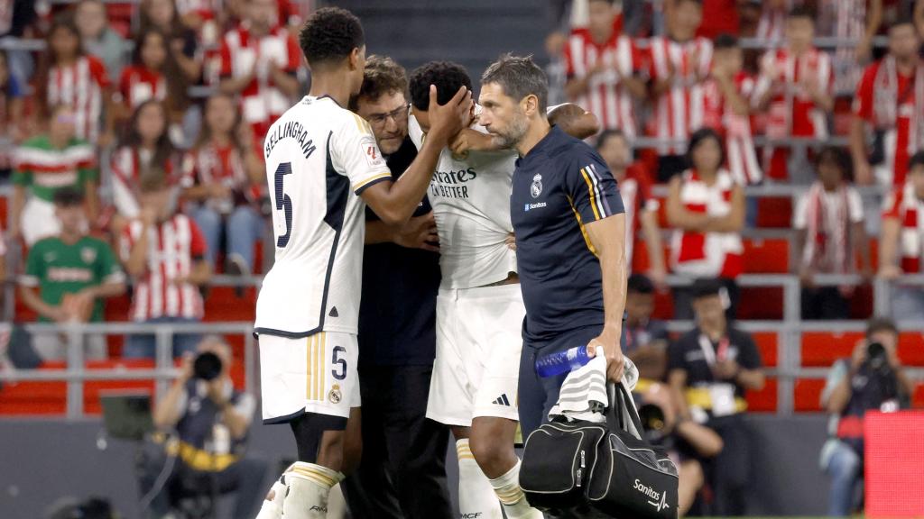 Militao, retirándose lesionado tras su lesión.
