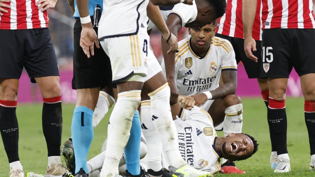 Militao se duele en el suelo tras lesionarse en San Mamés