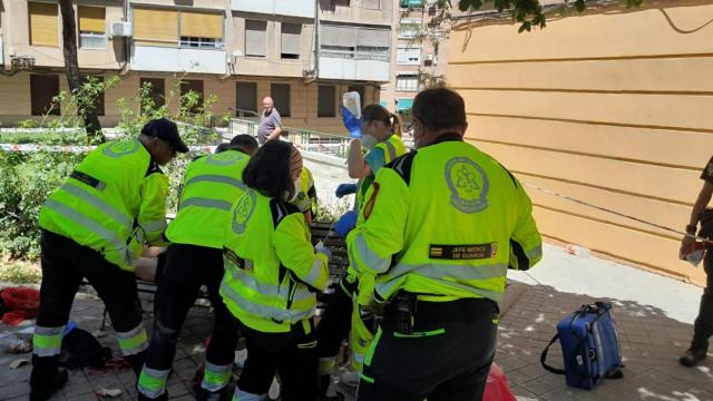 Sanitarios del Samur atienden a la víctima.