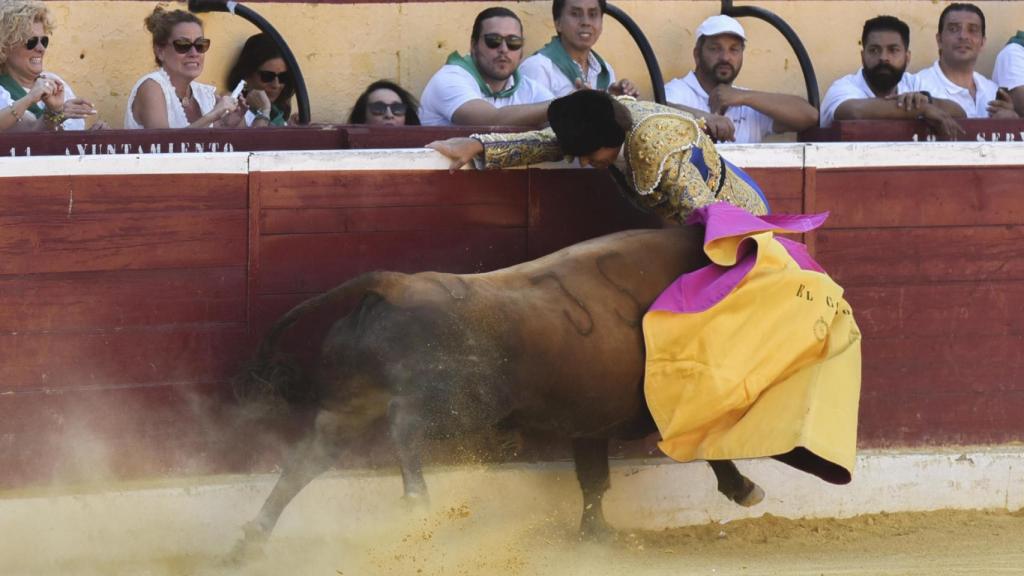 Momento de la cogida de Manuel Díaz 'El Cordobés' en la plaza de toros de Huesca.