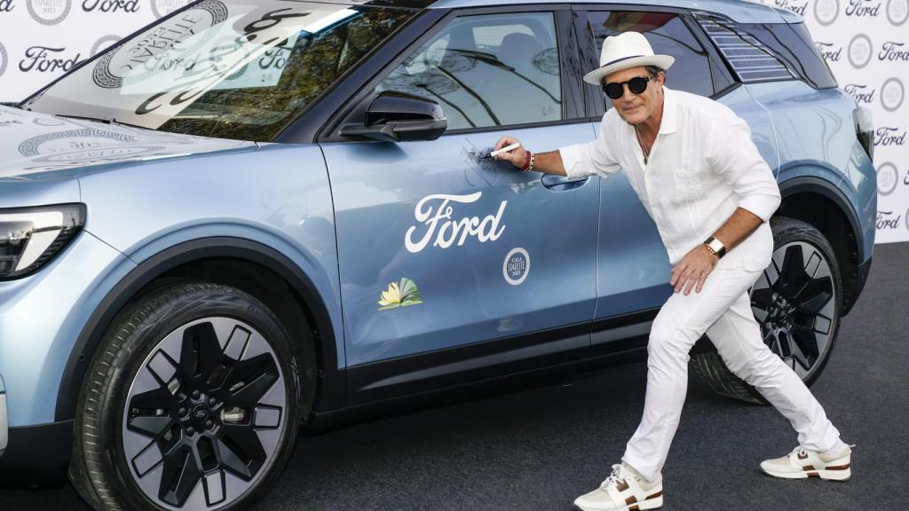 Antonio firma el nuevo Explorer de Ford.