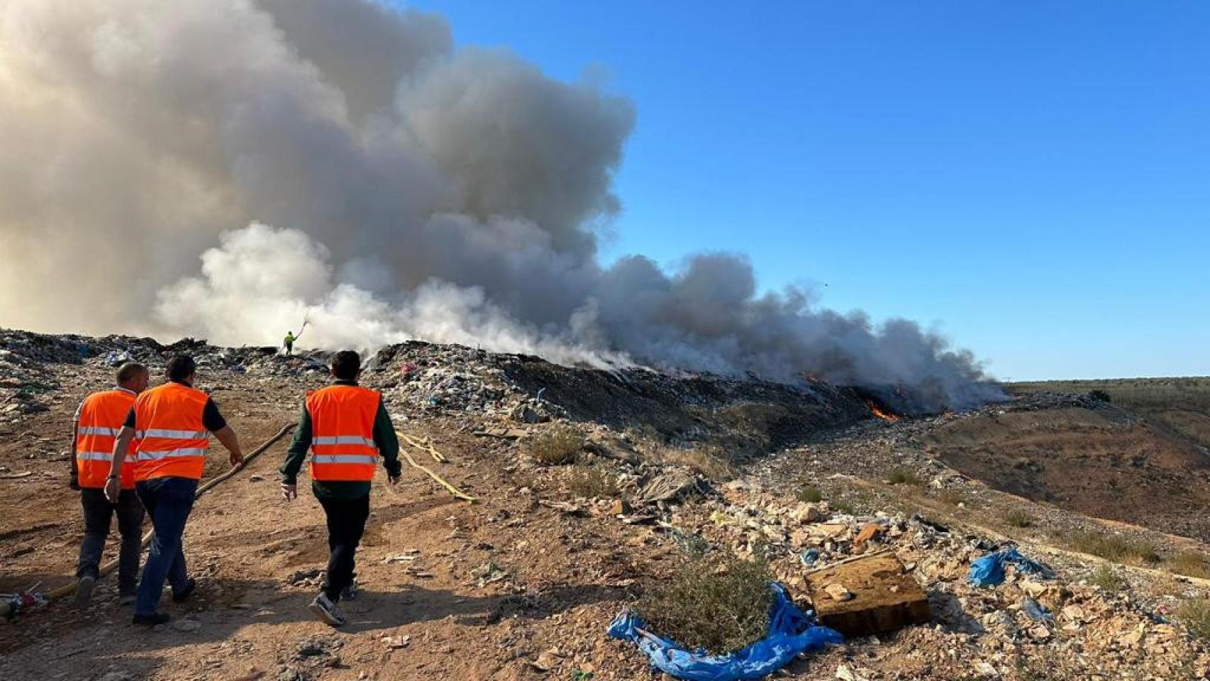 Javier Faúndez y Víctor López de la Parte visitan el incendio en el vertedero de Zamora