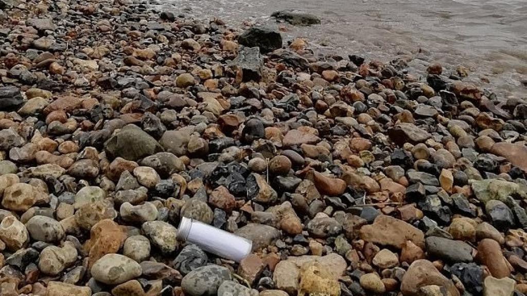 El misterioso mensaje que se ha encontrado en esta botella a orillas del Támesis.