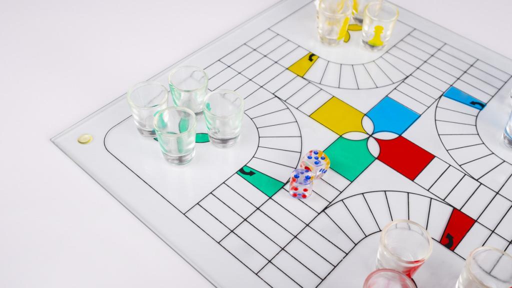 Imagen de un tablero del parchís.