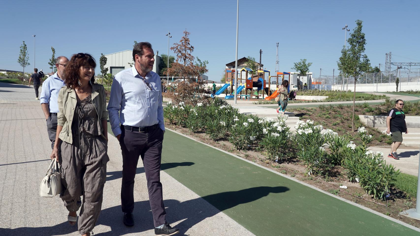 presidente del Grupo Municipal Socialista del Ayuntamiento de Valladolid, Óscar Puente, visita el Paso de Panaderos, bajo las vías del tren,