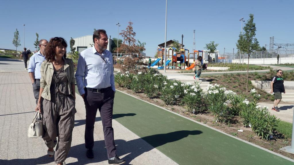 presidente del Grupo Municipal Socialista del Ayuntamiento de Valladolid, Óscar Puente, visita el Paso de Panaderos, bajo las vías del tren,