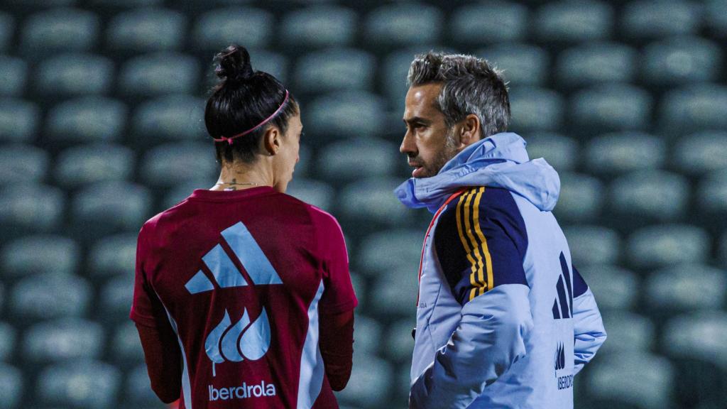 Jorge Vilda dialoga con Jenni Hermoso en un entrenamiento de la Selección