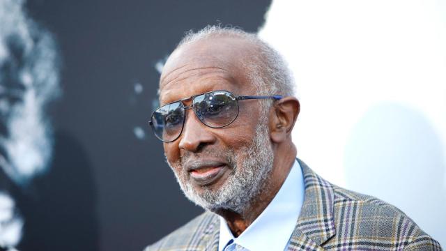 El productor musical estadounidense Clarence Avant, durante el estreno mundial del documental 'El padrino negro' en el Teatro Paramount de Los Ángeles. Foto:  EFE/ Nina Prommer