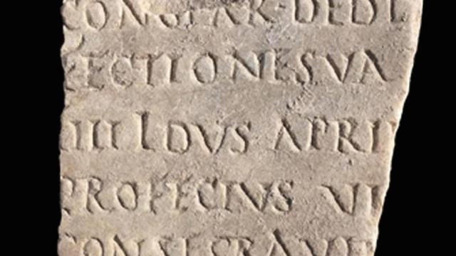 Vista de una especie de crónica grabada en losas de mármol que reportan informaciones sobre la historia política y monumental de Roma y Ostia. EFE/ Ministerio de Cultura de Italia