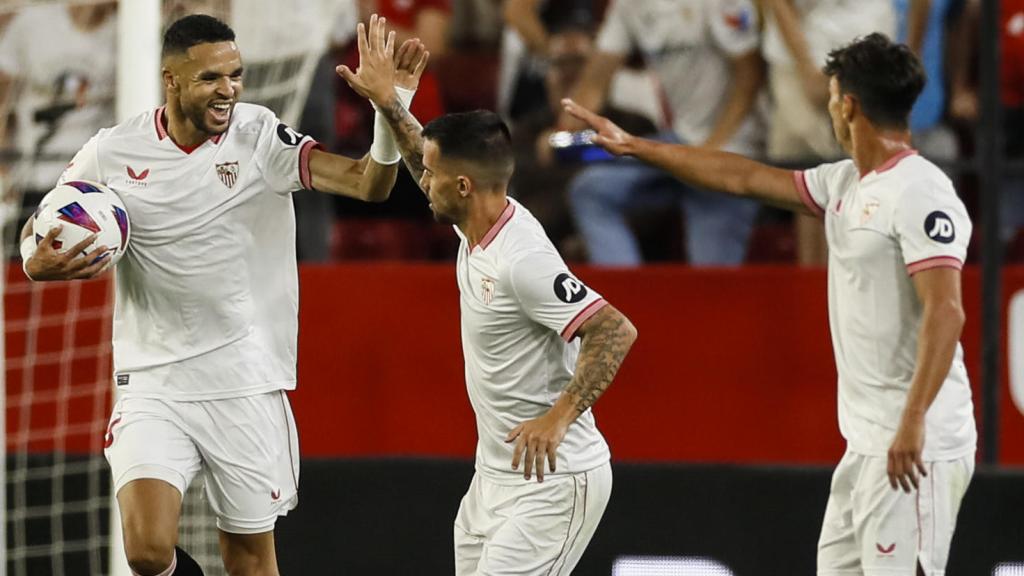 Youssef En-Nesiry celebra con sus compañeros tras marcar ante el Valencia