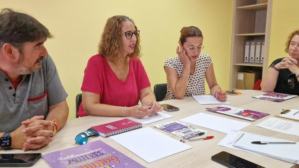 La consejera de Igualdad, Sara Simón, durante su visita al Centro de la Mujer de Marchamalo