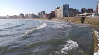 La playa de San Lorenzo de Gijón (Asturias) sin arena en varias de sus escaleras cuando la marea está alta. Europa Press