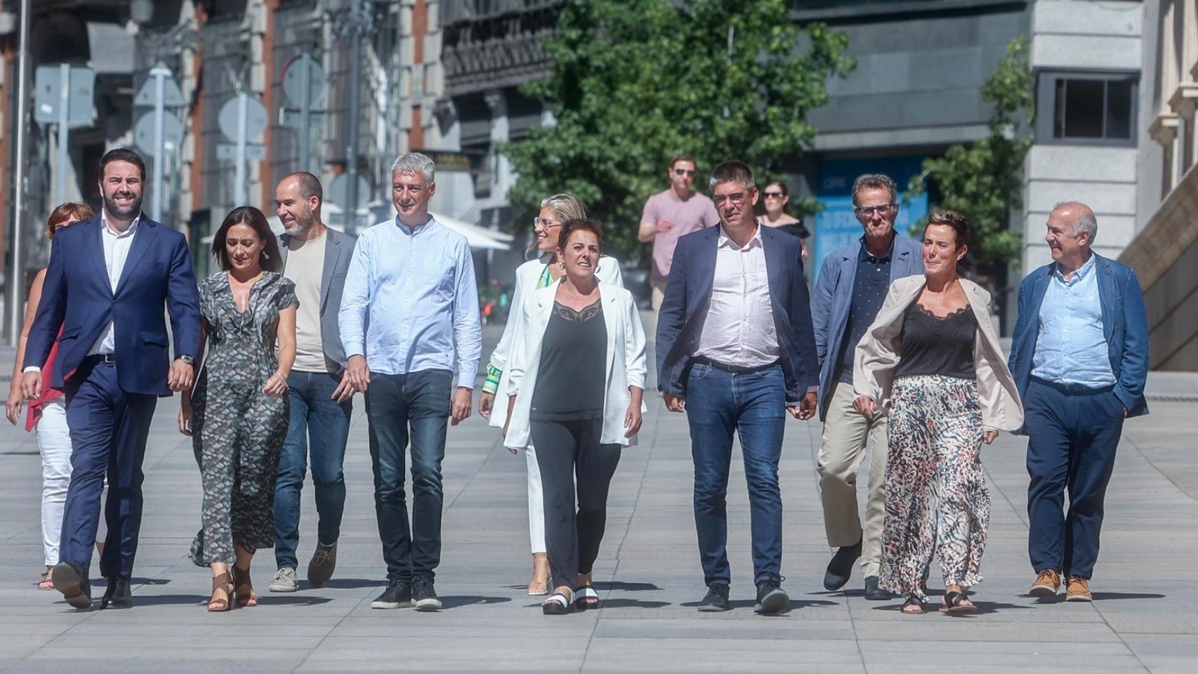 Los diputados y senadores de EH Bildu, liderados por la portavoz Mertxe Aizpurua, este lunes en la entrada del Congreso.