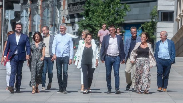 Los diputados y senadores de EH Bildu, liderados por la portavoz Mertxe Aizpurua, este lunes en la entrada del Congreso.