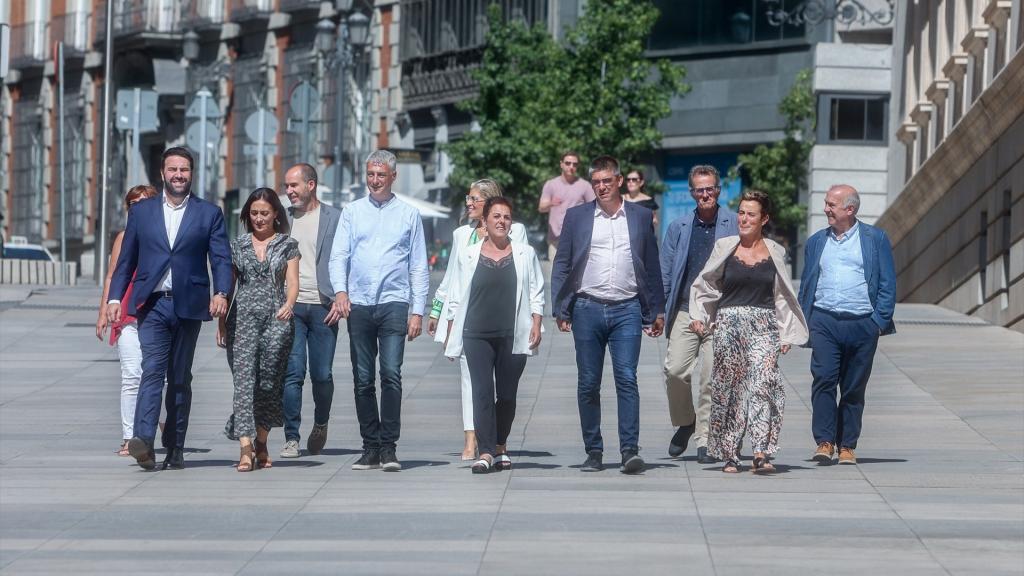 Los diputados y senadores de EH Bildu, liderados por la portavoz Mertxe Aizpurua, este lunes en la entrada del Congreso.