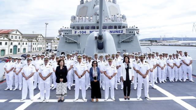 Margarita Robles en la fragata Méndez Núñez en Ferrol, junto a la tripulación