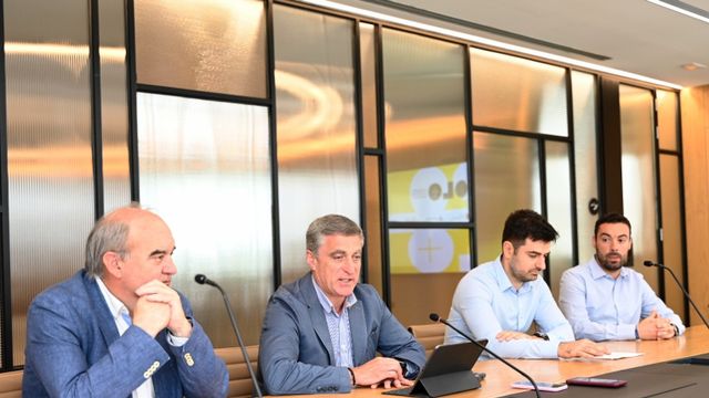 Responsables de POLO Positivo junto a los ganadores del III Desafío Raúl Castillo y Javier Robador, en el acto en que se dio a conocer al proyecto ganador.